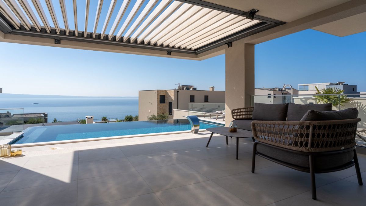 Villa di recente costruzione con piscina e vista mare