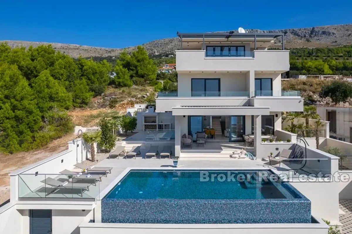 Villa di recente costruzione con piscina e vista mare