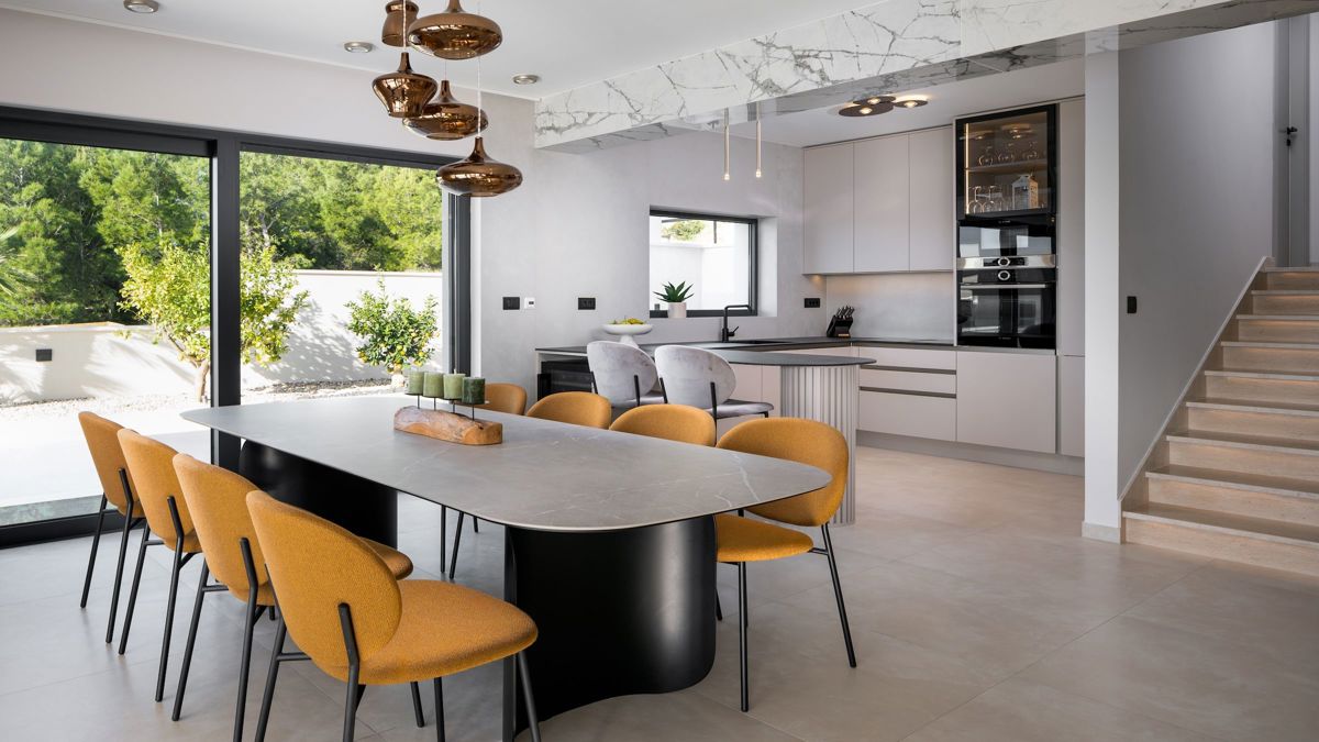 Villa di recente costruzione con piscina e vista mare