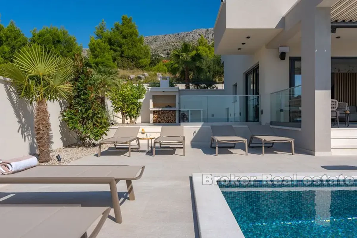 Villa di recente costruzione con piscina e vista mare