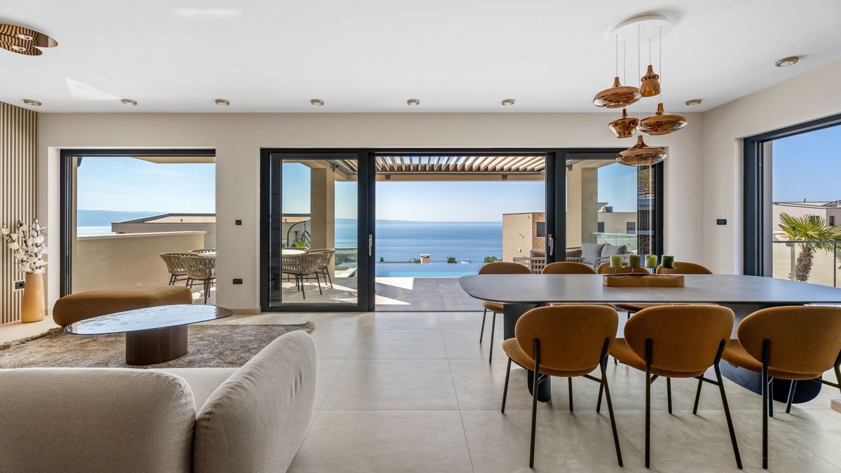 Villa di recente costruzione con piscina e vista mare