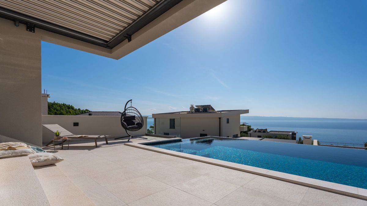 Villa di recente costruzione con piscina e vista mare