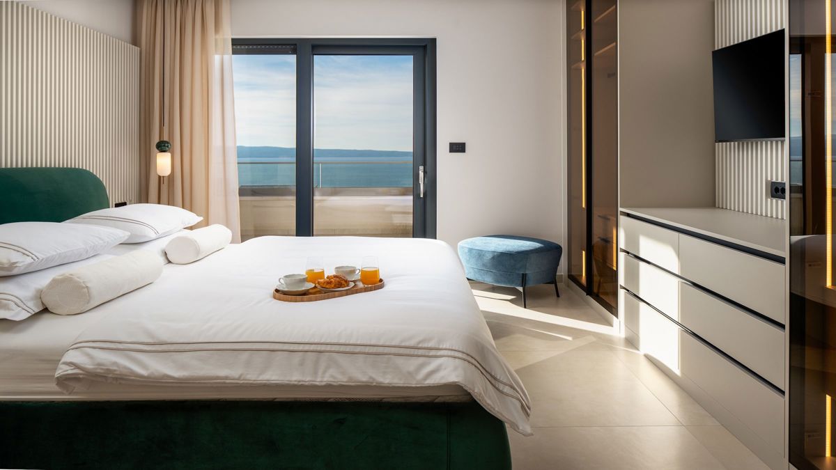 Villa di recente costruzione con piscina e vista mare