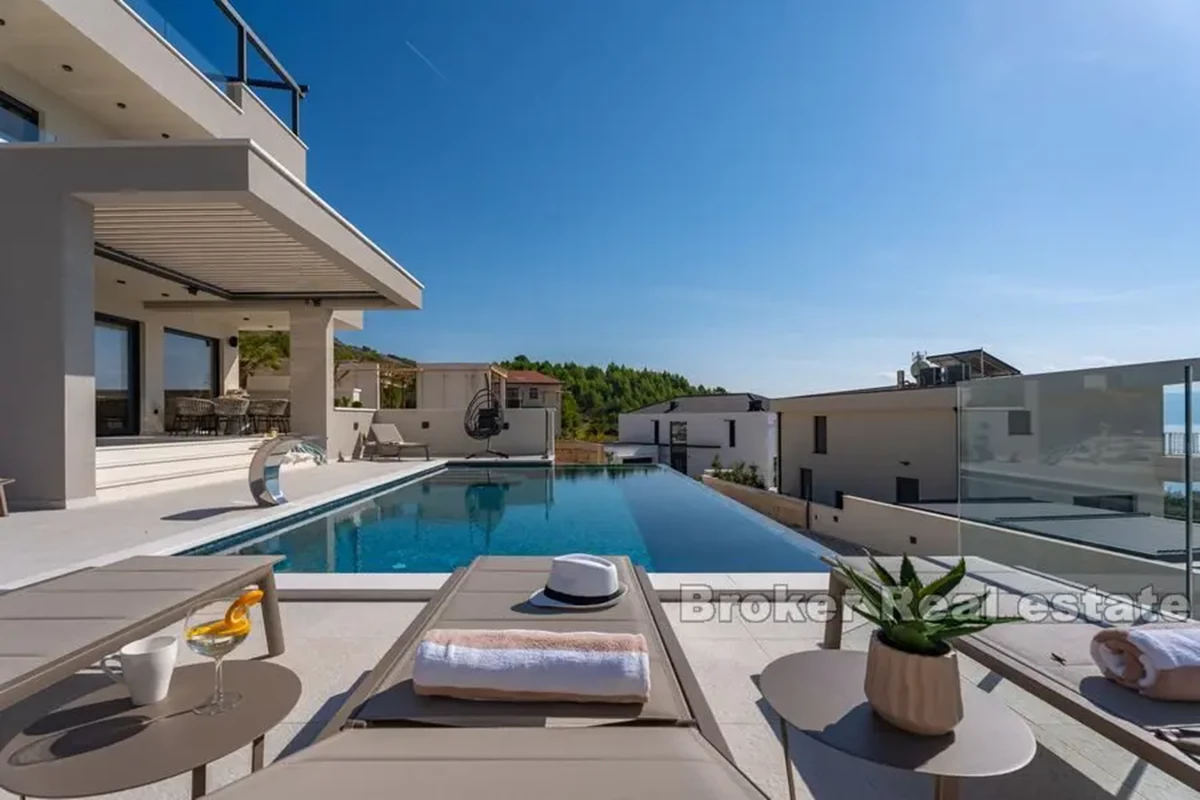 Villa di recente costruzione con piscina e vista mare