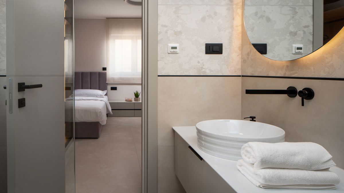 Villa di recente costruzione con piscina e vista mare