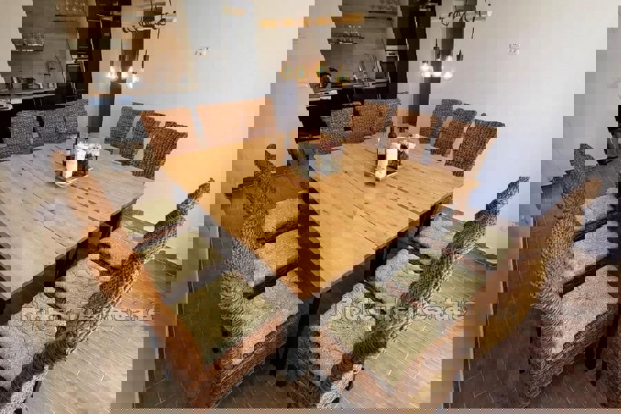 Una casa moderna con vista sul mare