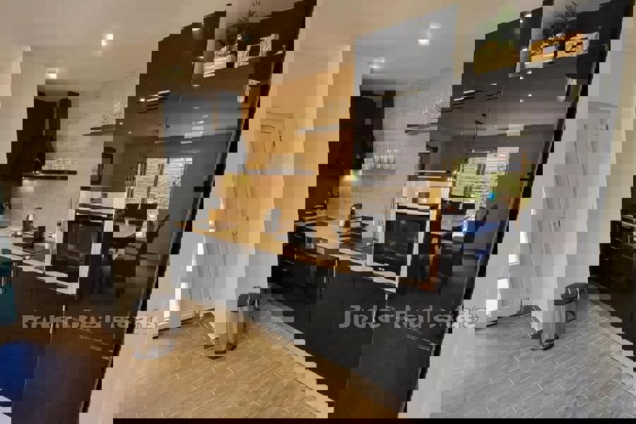 Una casa moderna con vista sul mare