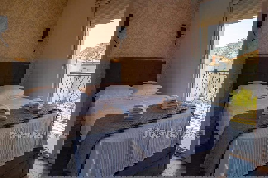 Una casa moderna con vista sul mare