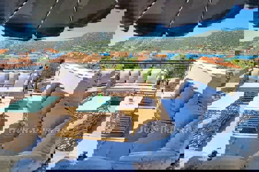 Una casa moderna con vista sul mare