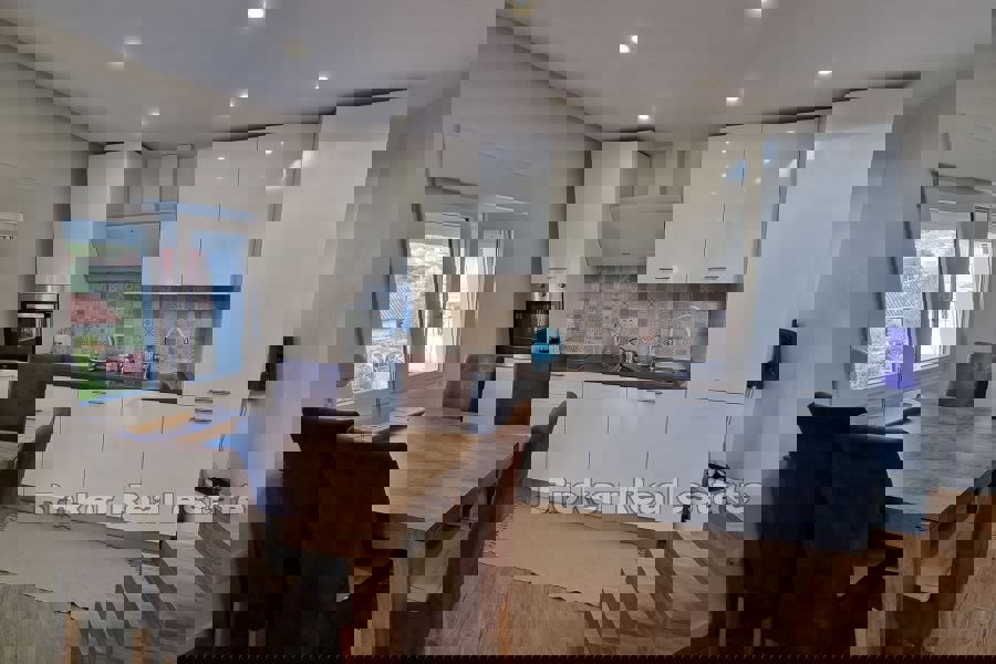 Una casa moderna con vista sul mare