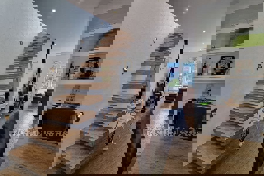 Una casa moderna con vista sul mare