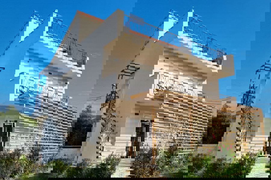 Una casa moderna con vista sul mare