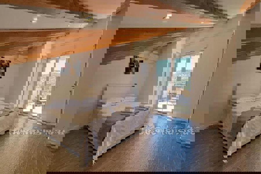 Una casa moderna con vista sul mare