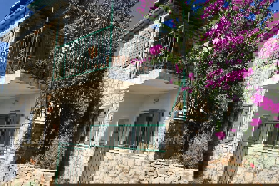 Casa in pietra con vista sul mare