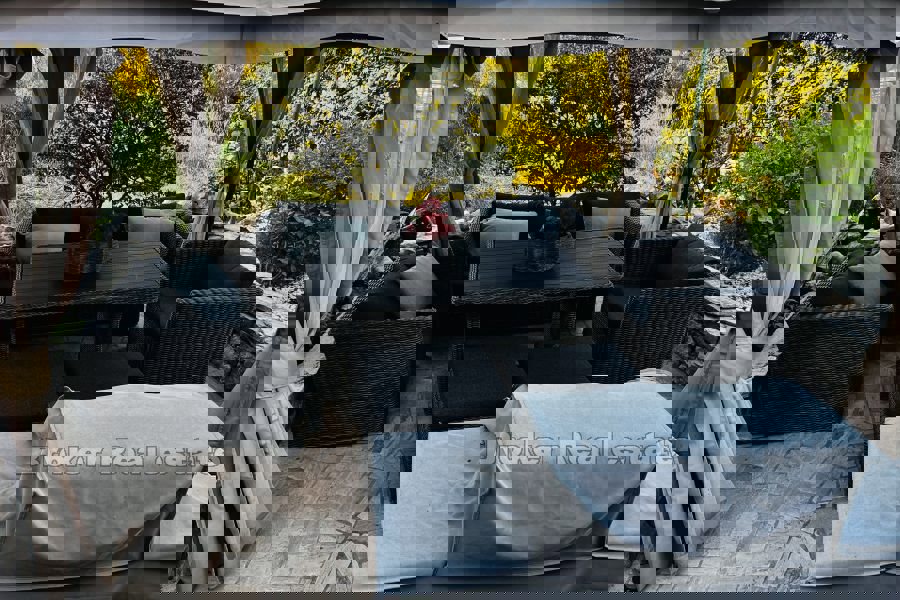 Casa in pietra con vista sul mare