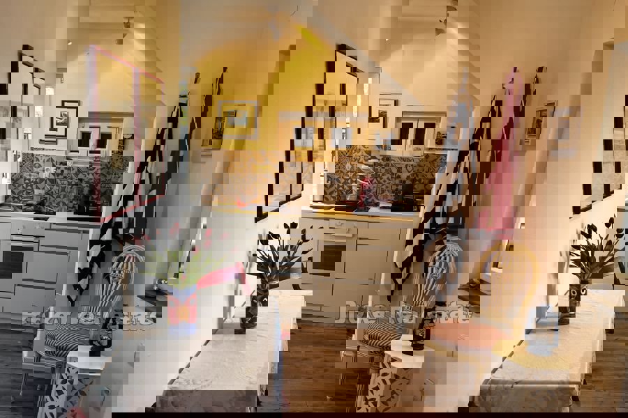 Casa in pietra con vista sul mare