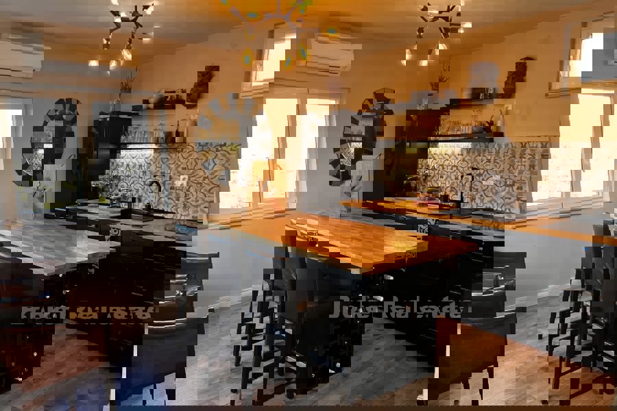 Casa in pietra con vista sul mare