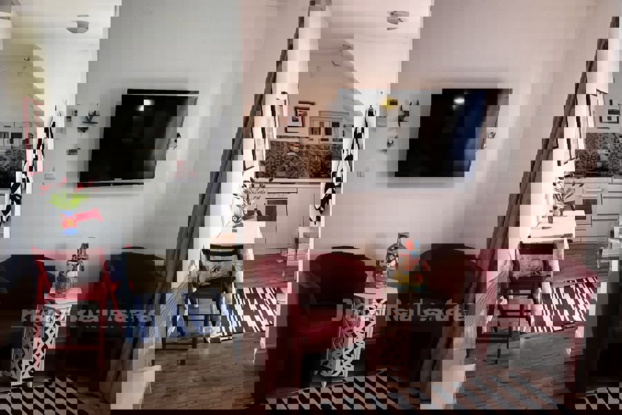 Casa in pietra con vista sul mare