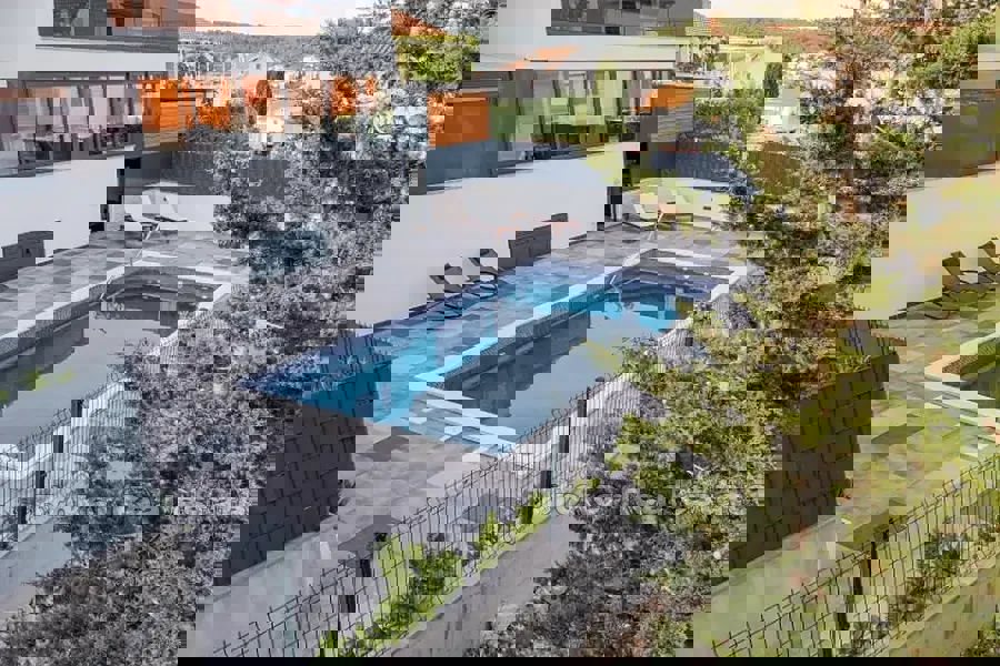 Appartamento moderno con piscina