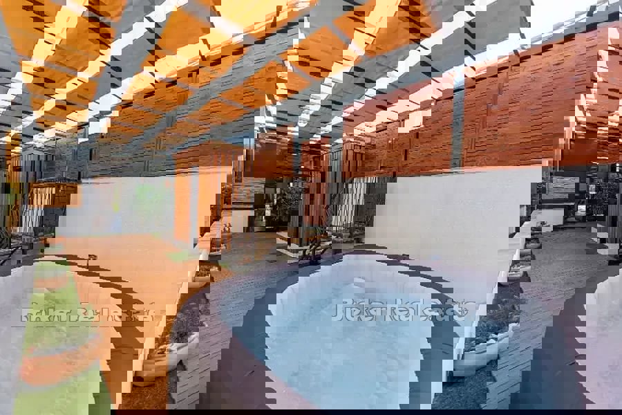 Appartamento moderno con piscina