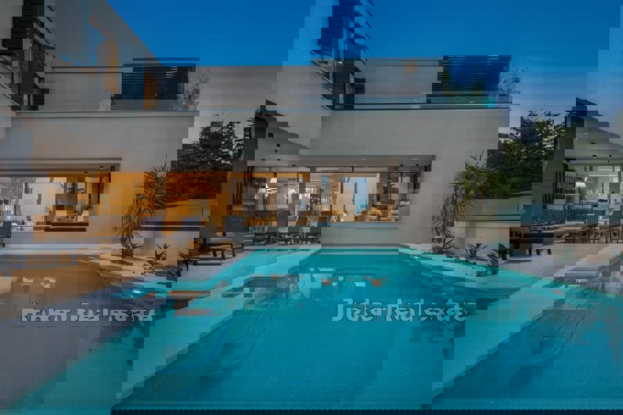 Villa di lusso con piscina e vista mare