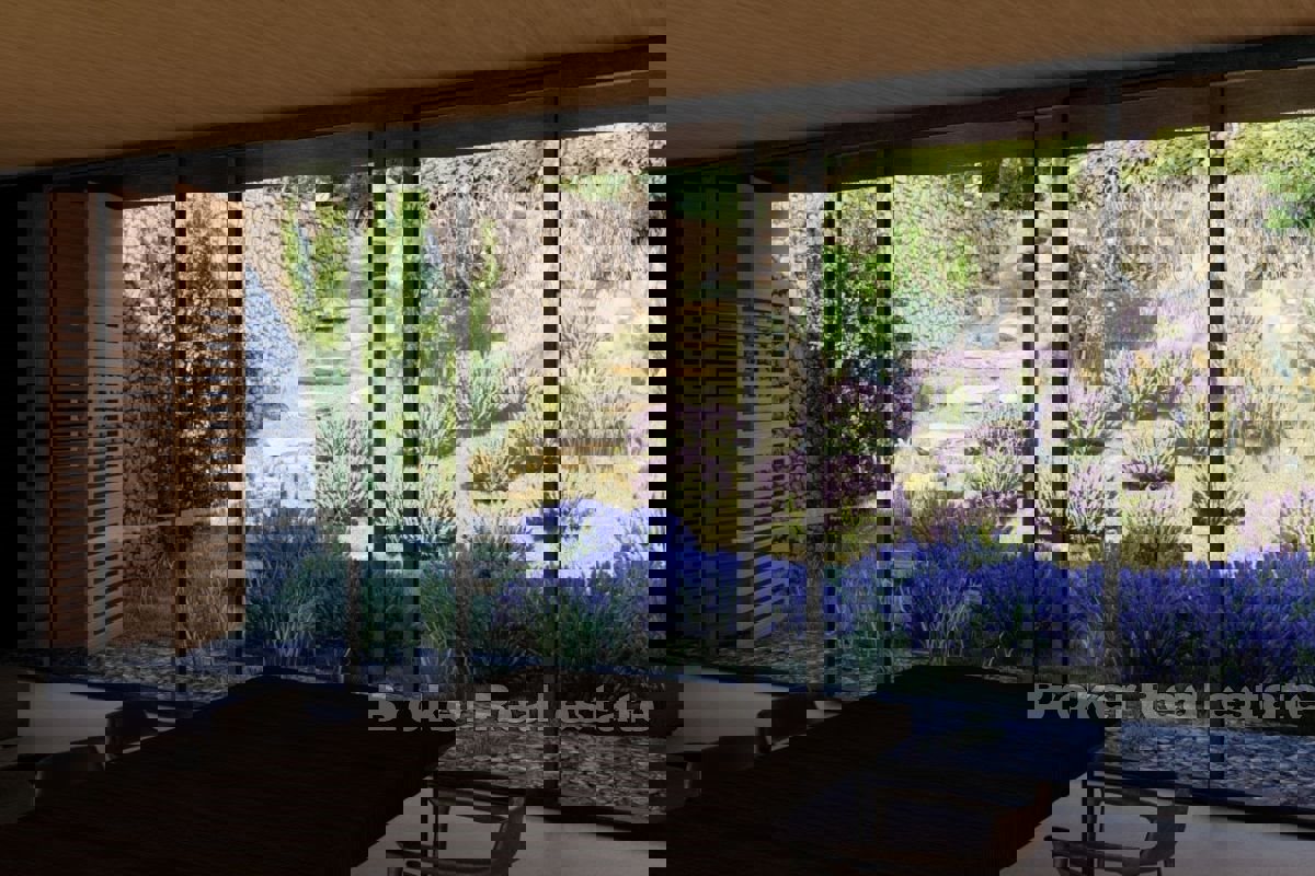 Terreno attraente con un progetto con vista aperta sul mare