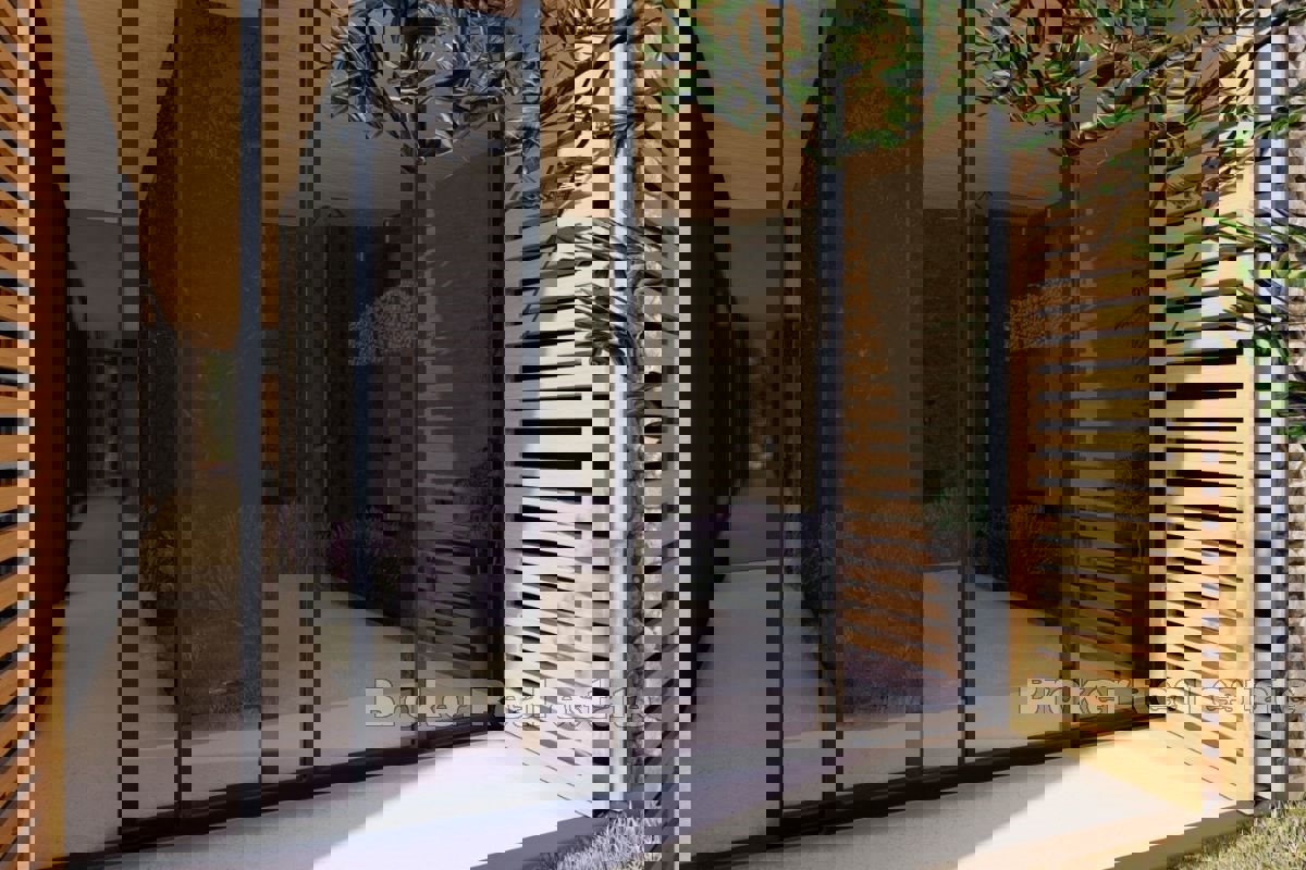 Terreno attraente con un progetto con vista aperta sul mare