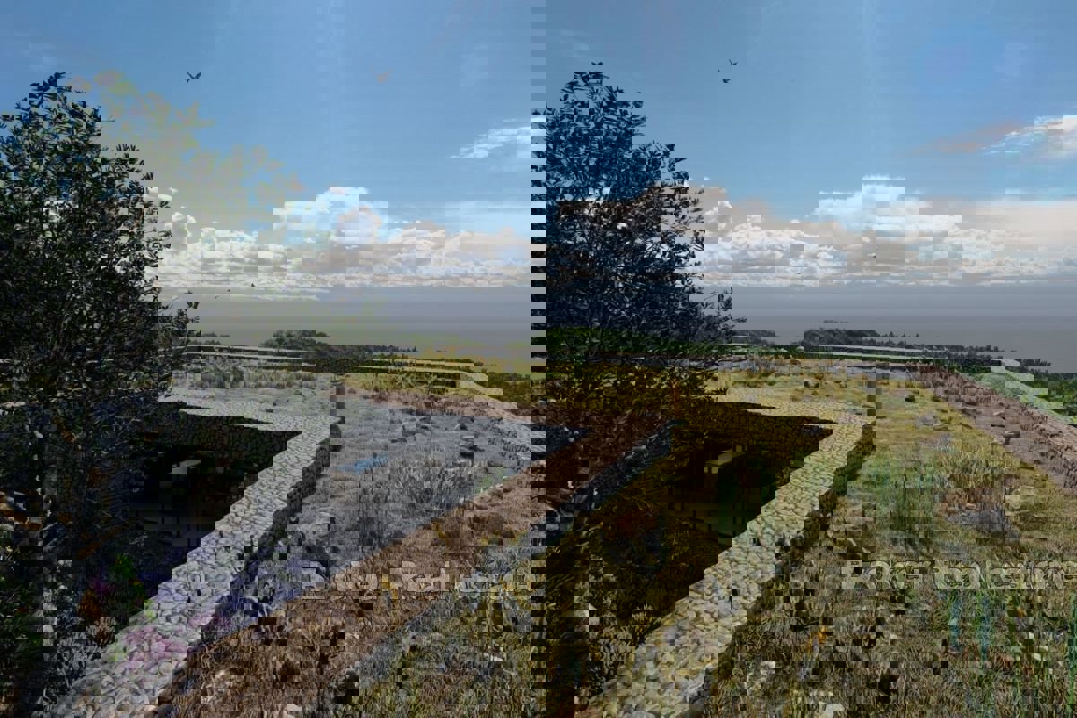 Terreno attraente con un progetto con vista aperta sul mare