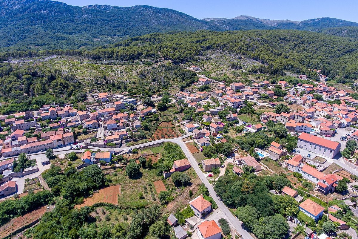 Casa in pietra con cortile in una zona attraente non lontano dal mare