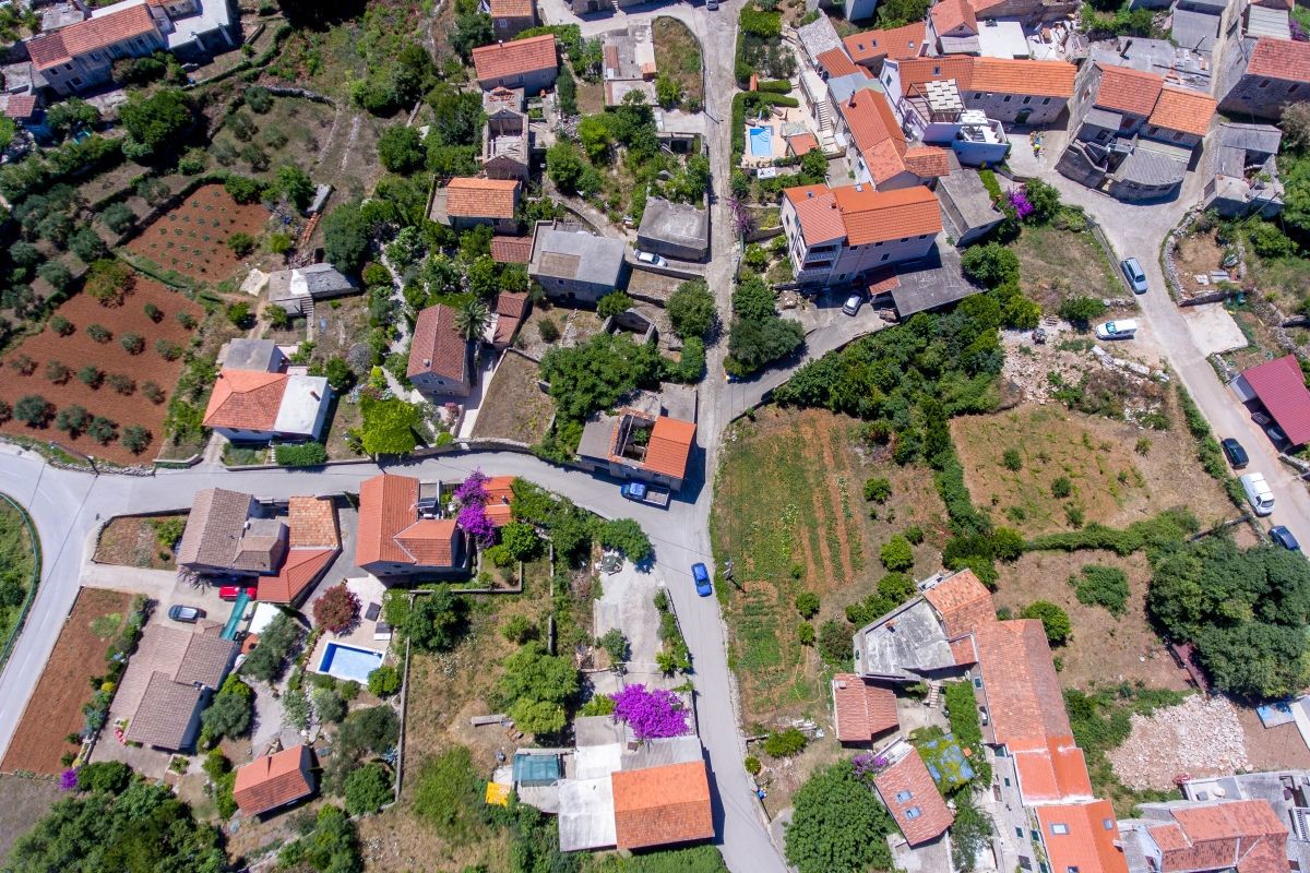 Casa in pietra con cortile in una zona attraente non lontano dal mare