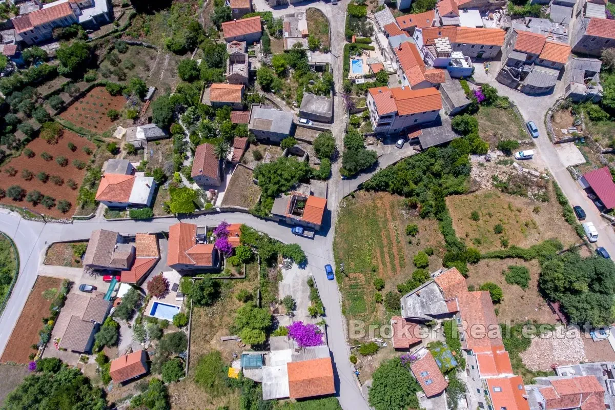 Casa in pietra con cortile in una zona attraente non lontano dal mare