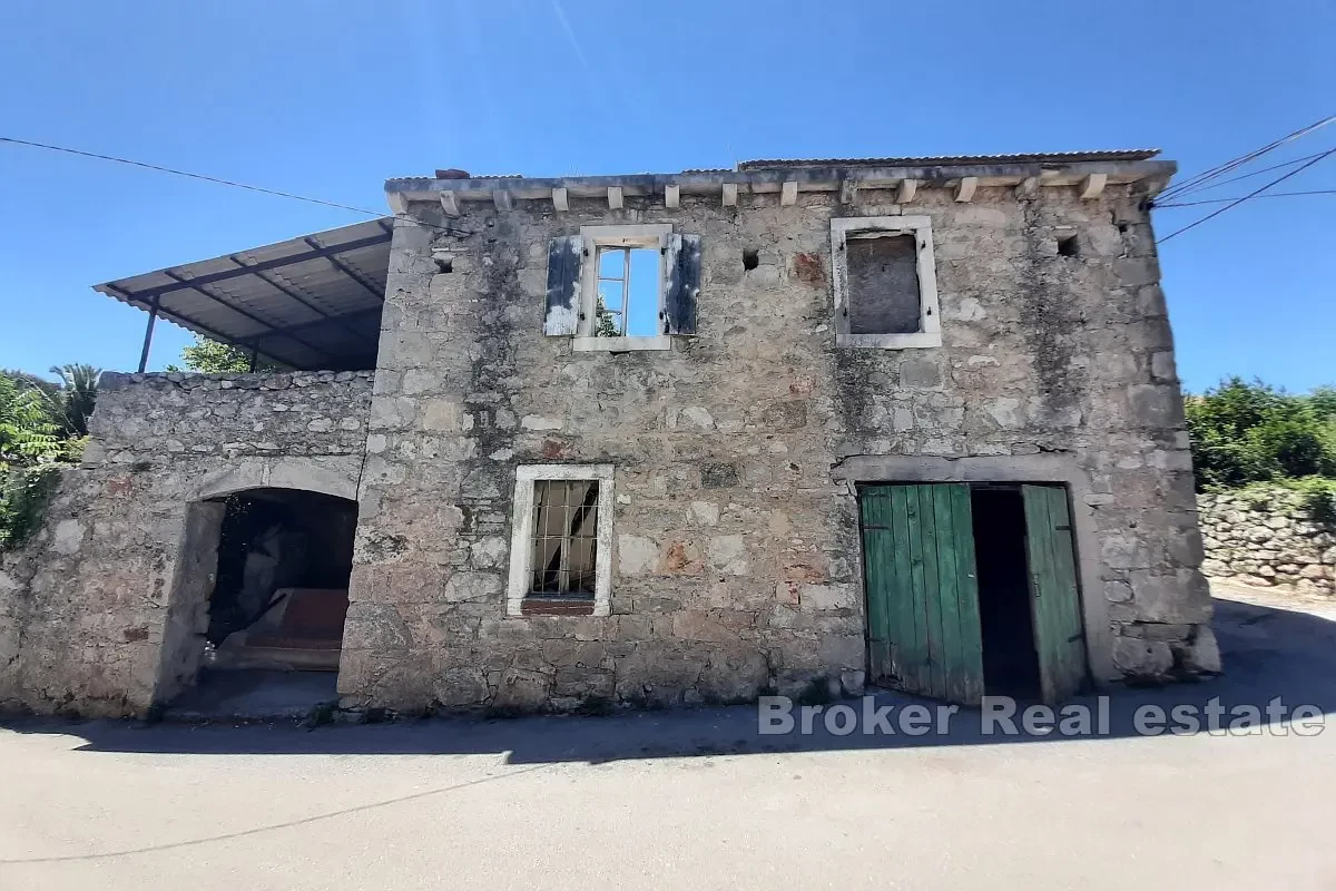 Casa in pietra con cortile in una zona attraente non lontano dal mare