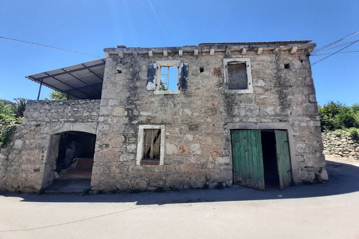 Casa in pietra con cortile in una zona attraente non lontano dal mare