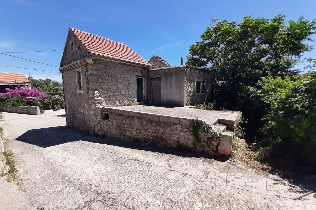 Casa in pietra con cortile in una zona attraente non lontano dal mare