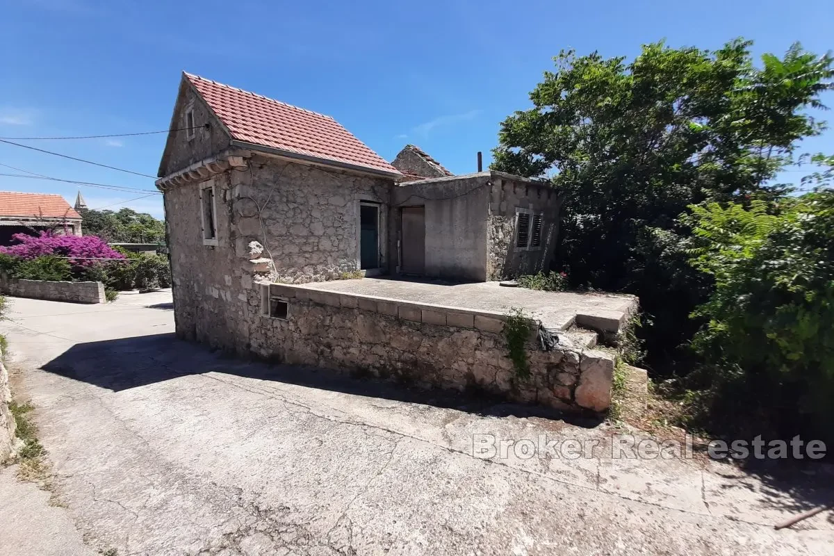 Casa in pietra con cortile in una zona attraente non lontano dal mare