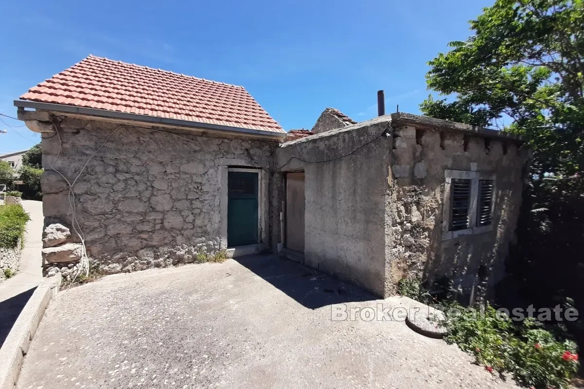 Casa in pietra con cortile in una zona attraente non lontano dal mare