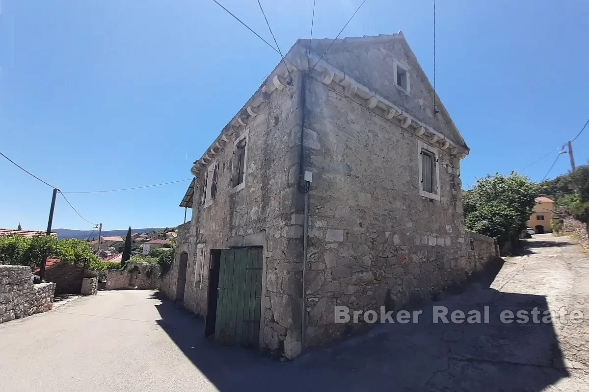 Casa in pietra con cortile in una zona attraente non lontano dal mare