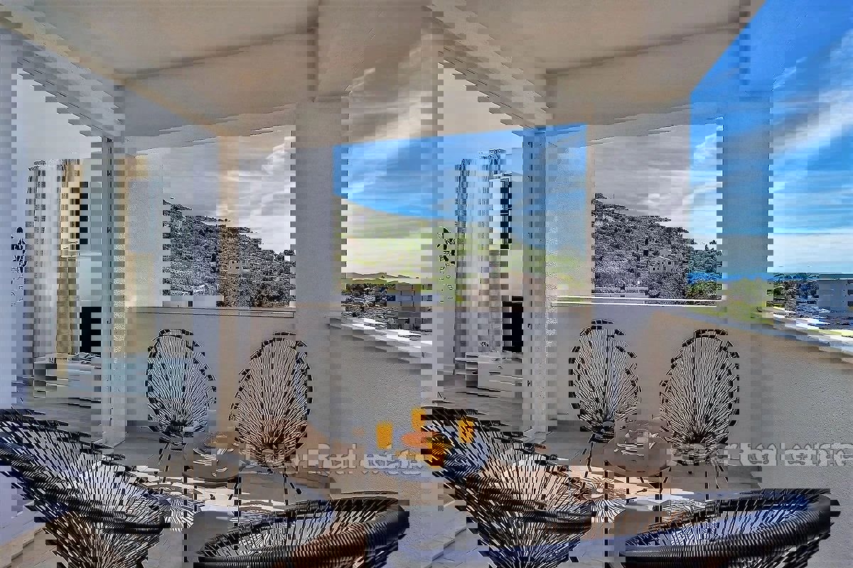 Villa con piscina e vista mare