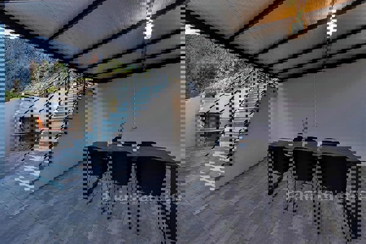 Villa con piscina e vista mare