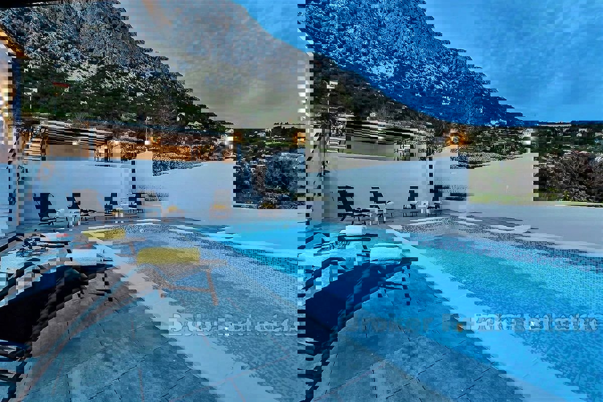 Villa con piscina e vista mare