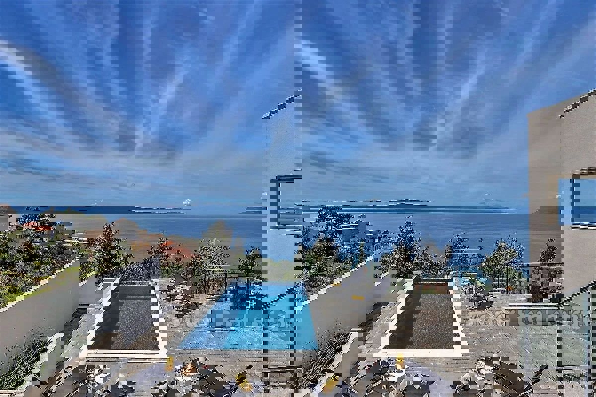 Villa con piscina e vista mare