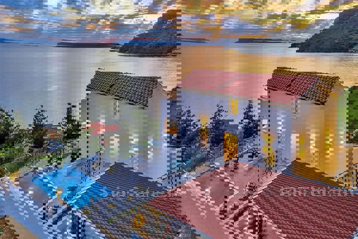 Villa con piscina e vista mare