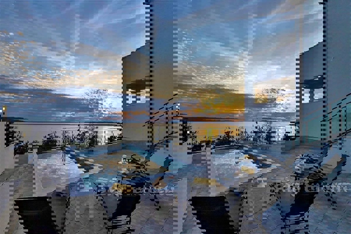 Villa con piscina e vista mare