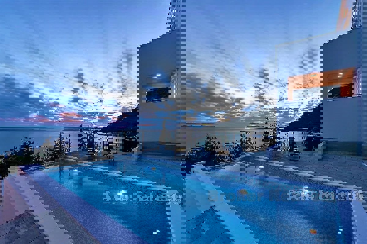 Villa con piscina e vista mare