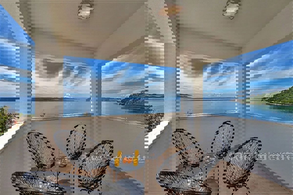 Villa con piscina e vista mare