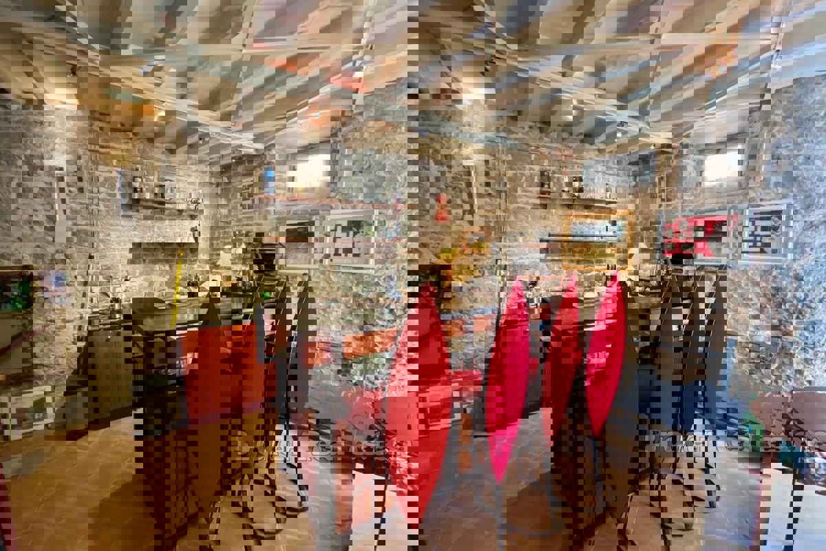 Locali residenziali-commerciali nel palazzo