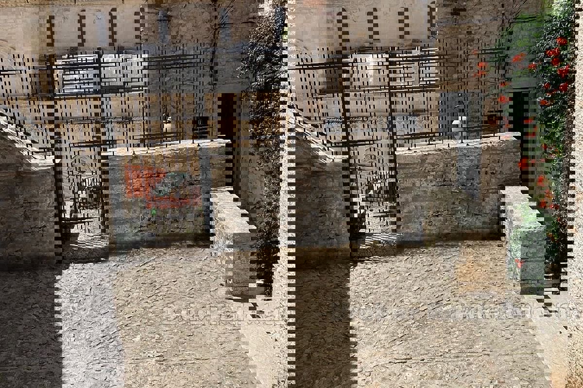 Locali residenziali-commerciali nel palazzo