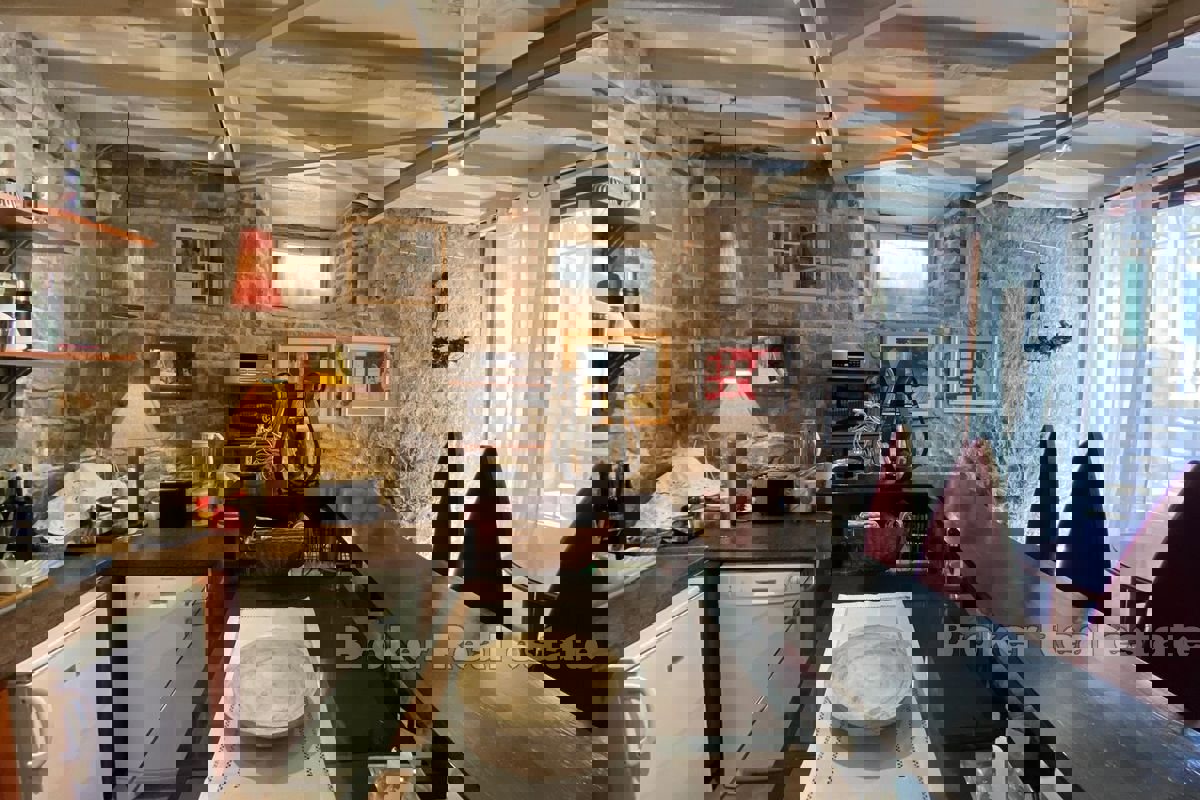 Locali residenziali-commerciali nel palazzo