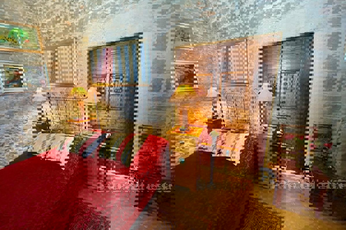 Locali residenziali-commerciali nel palazzo