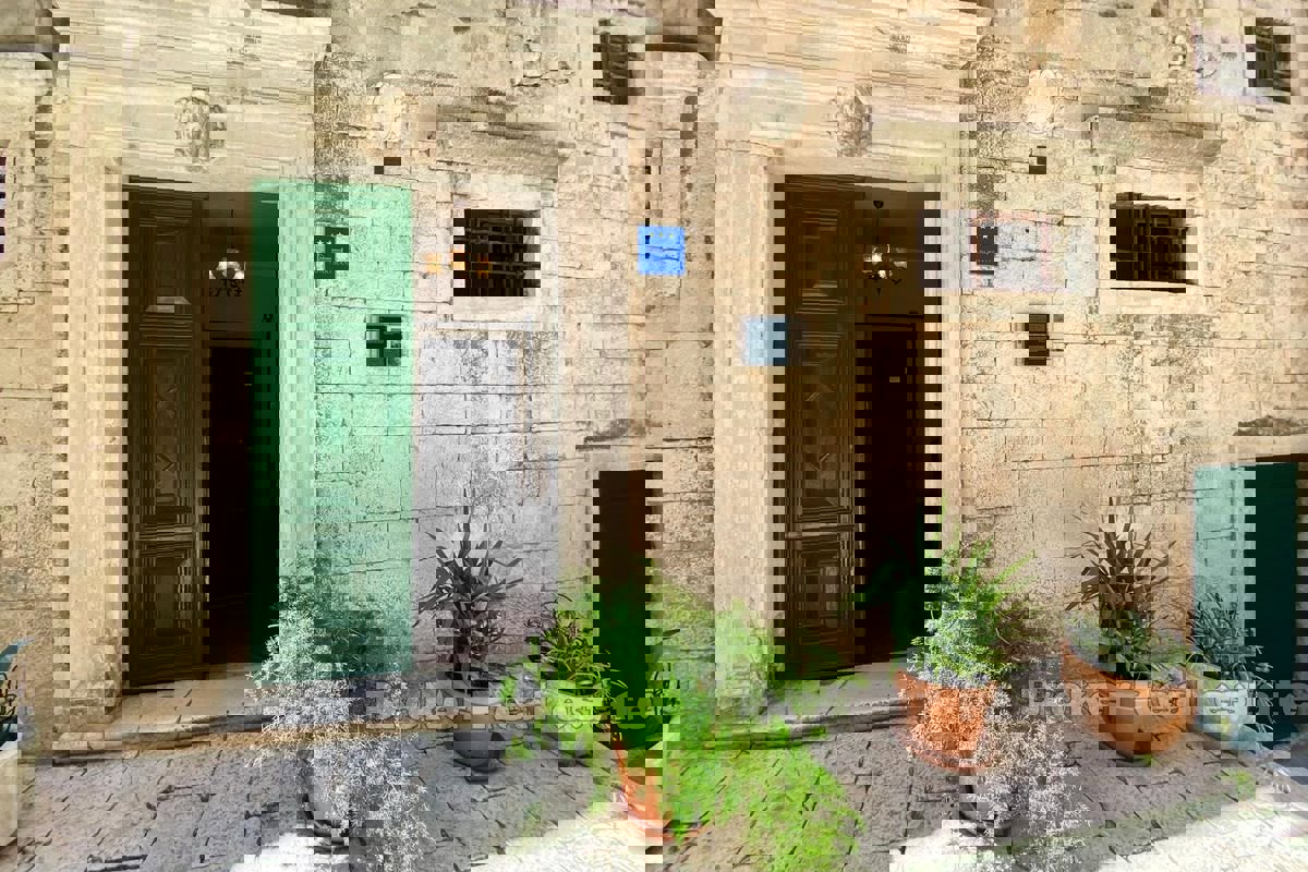 Locali residenziali-commerciali nel palazzo